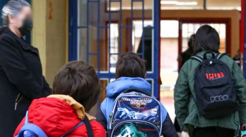 Ανατροπή με τα self test: Τη Δευτέρα και στα σχολεία η διάθεσή τους για μαθητές και εκπαιδευτικούς που δεν βρήκαν σε φαρμακεία