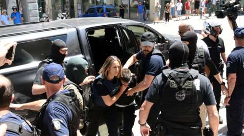 Οργή για τη Μουρτζούκου έξω από τα δικαστήρια της Πάτρας: &quot;Φόνισσα, σίχαμα&quot;, της φώναζαν μετά την ομολογία της