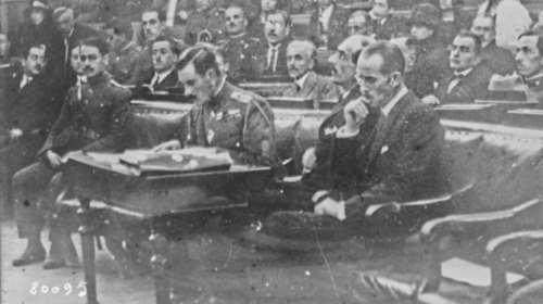 Οι ελληνικές ρίζες του Καρόλου: Η ιστορία του παππού του Πρίγκιπα Ανδρέα - Η Μικρασιατική Καταστροφή και η καταδίκη σε θάνατο