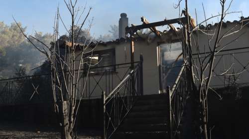 Βελτιωμένη η εικόνα στη Σταμάτα: Νεκρός 45χρονος από ανακοπή - Κάηκαν σπίτια, μήνυμα 112 για εκκένωση [Live όλες οι εξελίξεις]