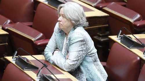 Αθηνά Λινού: Δεν παραδίδει την έδρα στον ΣΥΡΙΖΑ - "Συμμετέχετε στις συκοφαντίες του Πολάκη", απαντά στον Κασσελάκη