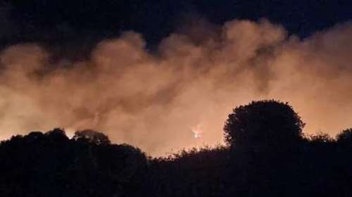 Φωτιά στην Κύπρο: Ολονύχτια μάχη με τις φλόγες στην Πάφο, κάηκαν σπίτια - Από παράνομη χωματερή η φωτιά [εικόνες-βίντεο]