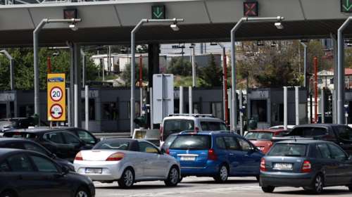 Οι Αθηναίοι "δραπετεύουν" μαζικά για το Πάσχα: Μεγάλες καθυστερήσεις προς Ελευσίνα, κίνηση και στην έξοδο για Λαμία