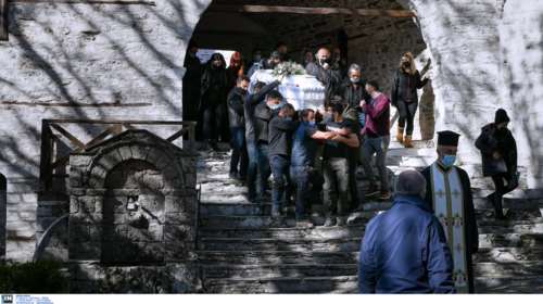 Φονικό στη Μακρινίτσα: Θρήνος και σπαραγμός στις κηδείες των δύο αδελφιών [εικόνες]
