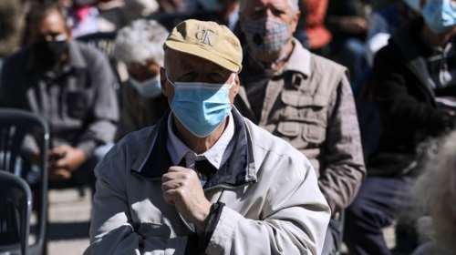 Τι συμβαίνει με τον παππού και τη γιαγιά;- Γιατί οι 65+ αρνούνται να εμβολιαστούν, οι &quot;οργισμένες&quot; αντιδράσεις