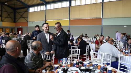 Πασχαλινό &quot;Γεύμα Αγάπης&quot; στο Ρουφ – Η Αθήνα δείχνει την αλληλεγγύη της, τονίζει ο Χάρης Δούκας