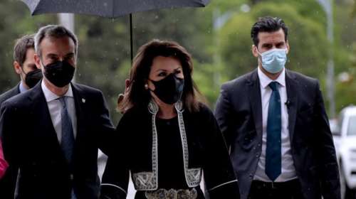 Γιάννα Αγγελοπούλου: Νέα εμφάνιση με σακάκι και ζώνη εμπνευσμένα από παραδοσιακή φορεσιά της Μακεδονίας