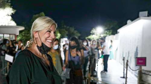 Το έθνικ look της Ράνιας Θρασκιά: H τσιγγάνικη φλοράλ φούστα και το λαμπερό μακιγιάζ