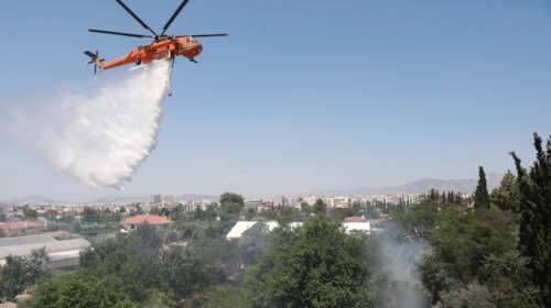 Φωτιά στη Μονή Πεντέλης: Ισχυρές επίγειες δυνάμεις - Εναέριες ρίψεις από δύο αεροσκάφη και ένα ελικόπτερο