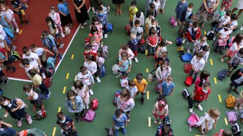 Το παράδοξο με τα σχολεία: Μικρότερη η ενδοσχολική μετάδοση αλλά υψηλά τα κρούσματα στους κάτω των 17 ετών