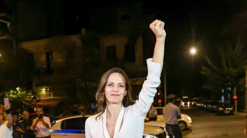 Η Αχτσιόγλου υποδέχθηκε το αποτέλεσμα με υψωμένη γροθιά και με σύνθημα για Ανυπακοή...