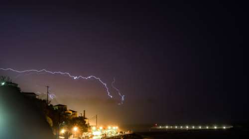 Κλειστή η Λ. Πάρνηθος από τα χιόνια - Πάνω από 1.500 κεραυνοί έπεσαν στη χώρα - Ο καιρός την Πέμπτη