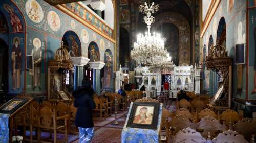Μητροπολίτες ζητούν από τις εκκλησίες να σβήσουν τους πολυελαίους και τη θέρμανση με ρεύμα