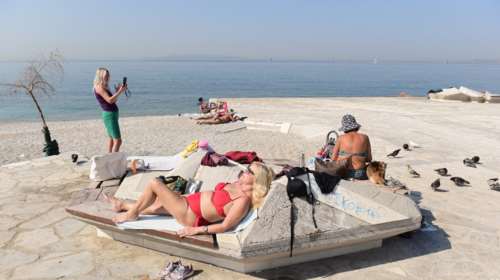 Στους 30 βαθμούς Κελσίου η θερμοκρασία, στις παραλίες οι Αθηναίοι - &quot;Καλοκαίρι&quot; σε όλη την Ελλάδα [εικόνες]
