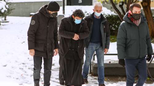 Συμπληρωματική δίωξη στον σάτυρο ιερέα: Η &quot;σχέση&quot; με τη μπέιμπι σίτερ και η ερωτική πολιορκία στη μητέρα της