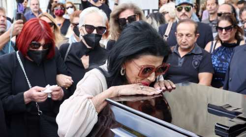 Συγκίνηση στο τελευταίο αντίο στη Μάρθα Καραγιάννη - Ποιοι πήγαν [εικόνες]