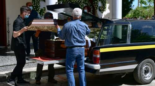 Γλυκά Νερά: Αποκάλυψη σοκ - Ο δολοφόνος απαίτησε από τη μητέρα της Καρολάιν να πληρώσει το φέρετρο