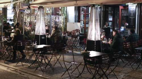 Μετάλλαξη Όμικρον: Στο τραπέζι νέοι περιορισμοί μετά τις γιορτές - Τα τρία μέτρα που μελετά η κυβέρνηση