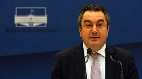 Μόσιαλος: Πρέπει να εφαρμοστούν ηπιότερα μέτρα - Έσχατη λύση το lockdown