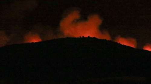 Φωτιά στην Ηλεία: Νύχτα κόλασης στην Πηνεία - Τεράστιο το μέτωπο, καίγονται σπίτια - Καταγγελία για "χτύπημα εμπρηστή"