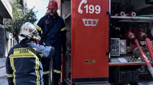 Φωτιά σε δώμα στο Μοναστηράκι – Μεγάλη η κινητοποίηση της Πυροσβεστικής