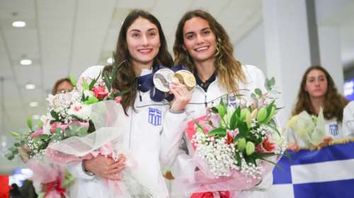 Επέστρεψε στην Ελλάδα η "χρυσή" Ευαγγελία Πλατανιώτη με δύο μετάλλια - Αποθέωση για την ελληνική αποστολή [εικόνες-βίντεο]