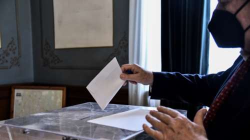 Δημοσκόπηση Interview: Χάνει 5,2% η ΝΔ και 2,1% ο ΣΥΡΙΖΑ - Στο 3,6% η διαφορά τους