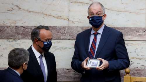 Kατατέθηκε ο προϋπολογισμός του 2021: Υφεση 10,5% για το 2020 και ανάπτυξη 4,8% το 2021