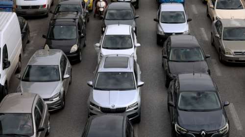 Κίνηση στους δρόμους: Τρομερό μποτιλιάρισμα στην Αττική Οδό ύστερα από σύγκρουση δύο φορτηγών [Εικόνα]