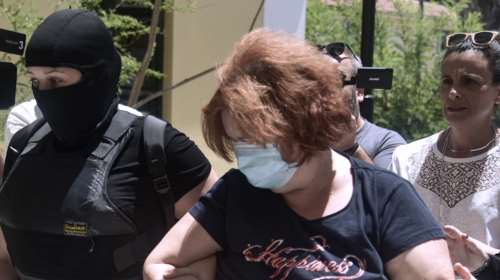 Χρήστος Παππάς: &quot;Δεν τον έκρυβα, ήρθε για λίγο για να φρεσκαριστεί&quot; - Τι ισχυρίζεται η 52χρονη [Βίντεο]