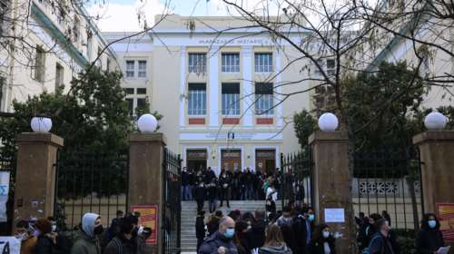 Άγνωστοι επιτέθηκαν σε 26χρονο στην ΑΣΟΕΕ - &quot;Με χτύπησαν επειδή είχα ελληνική σημαία και εικόνα της Παναγίας&quot;