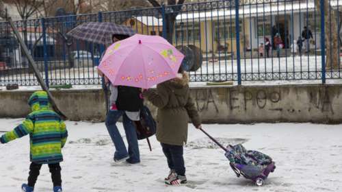 Ποια σχολεία θα παραμείνουν κλειστά – Πού θα χτυπήσει το κουδούνι μια ώρα αργότερα