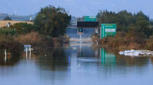 Οικολογική &quot;βόμβα&quot; τα κατεστραμμένα λάστιχα ποτίσματος στα χωράφια της Θεσσαλίας μετά τις πλημμύρες [βίντεο]