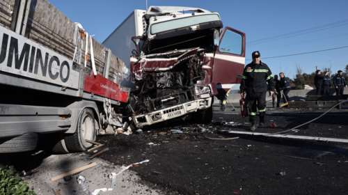 Μεγάλη καραμπόλα στην Αθηνών - Λαμίας: Σμπαράλια φορτηγά και ΙΧ στο ύψος του Αυλώνα [εικόνες-βίντεο]