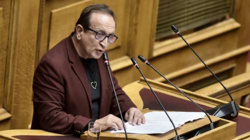 Βουλή: Καταχειροκροτήθηκε ο Σπύρος Μπιμπίλας στην εξομολόγησή του - &quot;Ντρεπόμουν, έκλαιγα κρυφά... Μην κλάψουν άλλα παιδιά&quot;