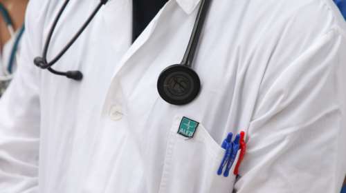 Θεσσαλονίκη: Γιατρός έπαιρνε φακελάκια για να βάλει πιο γρήγορα τα χειρουργεία - &quot;Ταρίφα&quot; από 800 έως 1.600 ευρώ