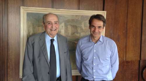 &quot;Πάντα παρών&quot;: Η ανάρτηση του Κυριάκου Μητσοτάκη για τα 8 χρόνια από τον θάνατο του πατέρα του