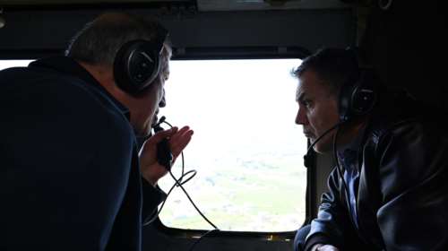 &quot;Να επιλύσουμε τα προβλήματά μας&quot;: Ο Παναγιωτόπουλος μαζί με τον Ακάρ με ελικόπτερο πάνω από το σεισμόπληκτο Χατάι