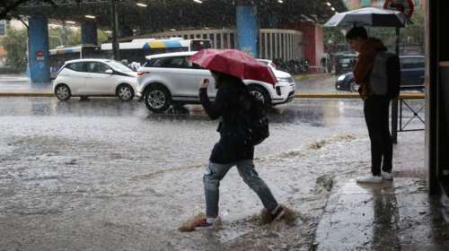 Ισχυρή καταιγίδα στο λεκανοπέδιο Αττικής, μαύρισε ο ουρανός - Ο καιρός τις επόμενες ώρες