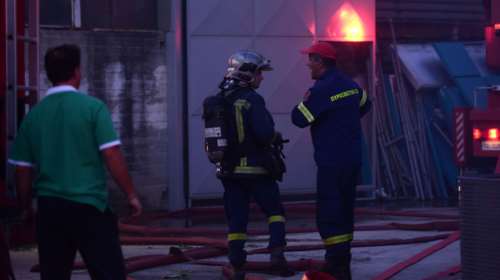 Φωτιά σε αποθήκη στον Ταύρο -Σπεύδει μεγάλη επίγεια δύναμη της Πυροσβεστικής