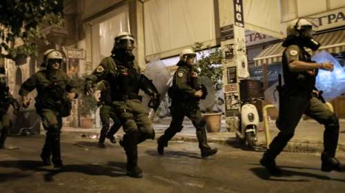 Εξάρχεια: Συνελήφθησαν τρία άτομα που επιτέθηκαν σε αστυνομικούς με γυάλινα μπουκάλια