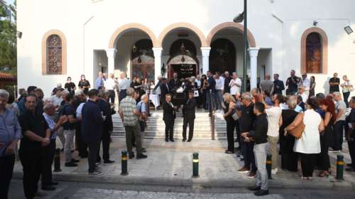 Κηδεία Παύλου Γερακάρη: Φίλοι και συγγενείς είπαν το τελευταίο "αντίο" στον αθλητικογράφο - Στο Βραχάτι η ταφή [εικόνες - βίντεο]