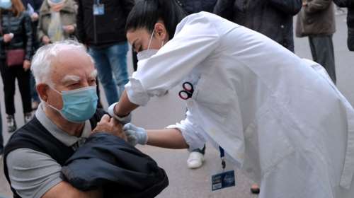 Εμβολιασμοί: Σχεδόν τριπλασιάστηκαν τα ραντεβού από τους άνω των 60 μετά τις ανακοινώσεις Μητσοτάκη