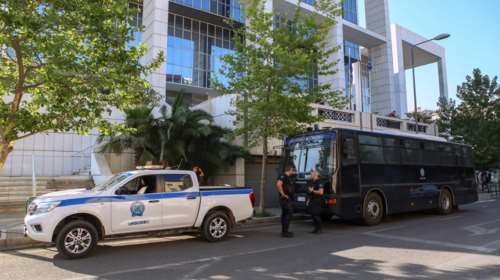 Πανικός στο Εφετείο: Άνδρας σε αμόκ εισέβαλε με το αυτοκίνητό του στο πάρκινγκ λέγοντας ότι έχει εκρηκτικά