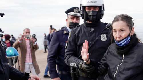 Θεοφάνεια - Ένταση και προσαγωγές στη Θεσσαλονίκη: Έριξαν σταυρό στη θάλασσα [εικόνες - βίντεο]