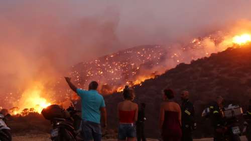 Πύρινη κόλαση στην Κερατέα - Προμηνύεται δύσκολη νύχτα με πολλές διάσπαρτες εστίες