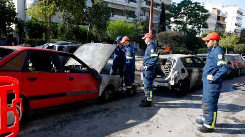 Κάηκαν πέντε οχήματα στη Νέα Σμύρνη - Ακούστηκαν εκρήξεις [εικόνες - βίντεο]