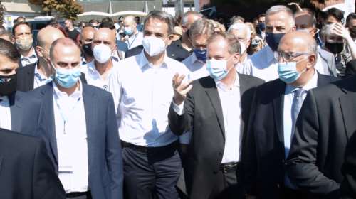 Περιοδεία Μητσοτάκη στα περίπτερα της ΔΕΘ - Το δώρο που του έκαναν οι γιατροί [εικόνες-βίντεο]