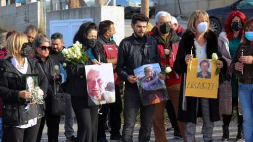 Γηροκομείο - κολαστήριο στα Χανιά: Συγκινητική διαμαρτυρία των συγγενών με φωτογραφίες νεκρών ηλικιωμένων [εικόνες]