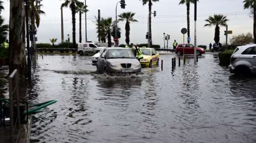 Έντονα προβλήματα από την κακoκαιρία: Πλημμύρισε ο Φλοίσβος - Δύο τροχαία τη νύχτα